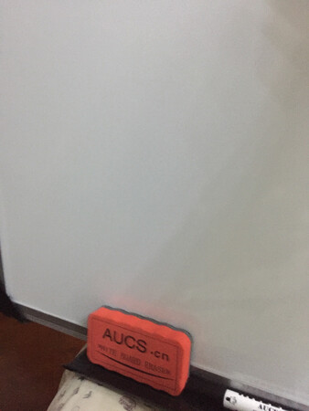 买了一个小黑板，看起来质量还是不错的，唯一的缺点就是必须要定钉子才能挂在墙上，准备用不粘钩挂在墙上，不知道能不能承受了重量，试试看吧，???如果钉钉子留在墙上都是眼儿不好看，如果有其他挂法或者能放在桌子上就好啦????
