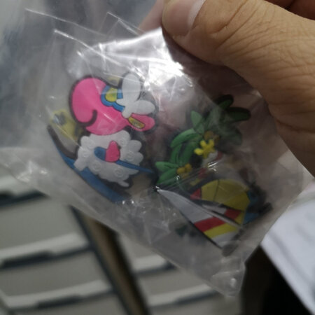 一包有13个冰箱贴，价格是一块钱还可以，但是运费太贵了，要6块钱，所以总共花了7块钱，怎么说呢？也还算实惠，是为了凑单用的，冰箱贴有点小，背面的磁铁也特别的小，不知道能用多久，感觉质量不咋滴啊。将就着用吧