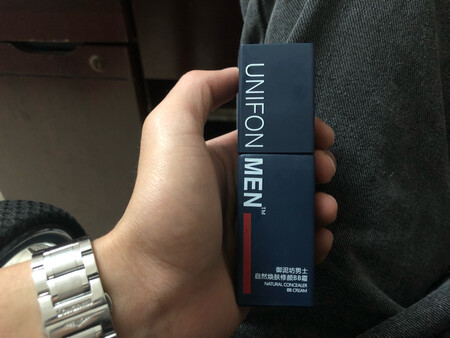 比较贴近肌肤，水润易推开。