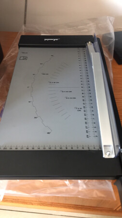 质量很好的一款割纸机，很实用，切的纸很整齐，给孩子制作识字卡片，好用