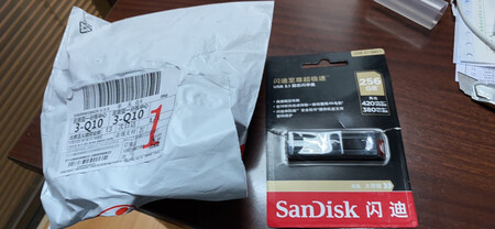 打开外包装，产品包装破裂，和之前购买的同样产品外包装也不一样，不知道是否正品