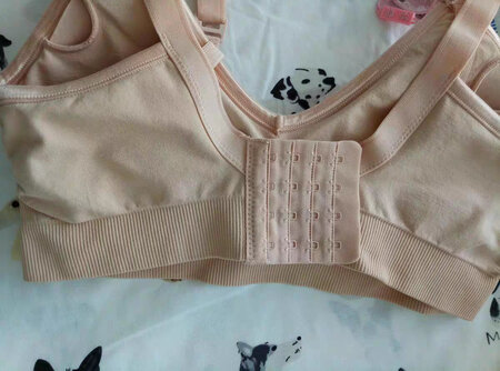 文胸穿着很舒服，面料质量都非常不错，肩带不会溜，孕妇哺乳期可以穿的