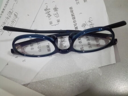 眼镜非常好，结实漂亮，小朋友带着很帅气，做工很精致，一体式鼻托，非常好。推荐大家购买。