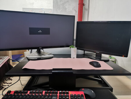 外观样式：外观简洁，颜色比较低调沉稳
产品质量：产品有分量，稳当，升降台操作容易
使用感受：高度调整方便，适合长时间在电脑面前办公的群体
商家服务：服务热情，效率高，很好沟通，客服小梁值得表扬
