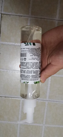 京东送货就是快，感受到了风一般的速度。洗面奶收到了，已经使用过了，以前还真没用过这款洗面奶，不知道适合不适合我，使用完后，发现还真挺好用，不像我上次买的韩后的洗完还感觉油油的，这款洗完后很明显能感觉到清爽干净，皮肤呼吸就跟畅通了似的。味道问起来很淡，是那种淡淡的清香。按压设计使用起来比较方便。