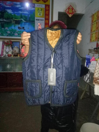 衣服收到了，老爸还没有试，老妈说挺好的，送了件马甲也挺好的，现在穿刚好
