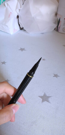 产品质感：很不错
上妆技巧：持久不脱妆
显色程度：刚刚好
防脱效果：防水防汗
其他特色：物流挺快