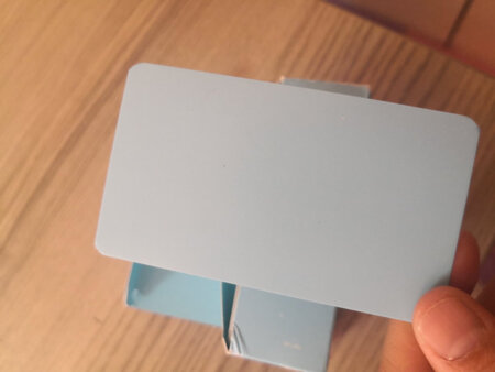 卡片是光面的，不是很好写字，除非用记号本，也不是很厚。