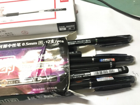 晨光文具没得说一直比较信任的品牌，儿子读小学文具都是买晨光的，这个可擦笔以前在实体店也买过，一次都是只买一支两支，零售还是价格高一点的，这次一下子买了一盒还有12支，太好了，很划算，京东商城的东西还是不错的，物流也很快虽然包装有点变型损坏但不影响使用，以后都在京东买文具了，不用跑文具店了。。。。。。。。。