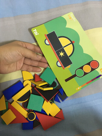 这是买给2岁半不到的宝宝玩的，卡片分了5级难易程度，前一两级宝宝可以独立的完成，后面的话就需要家长的引导了，玩具可以锻炼宝宝独立思考的能力，并且还可以锻炼他的耐心，完成后宝宝成就感满满……玩具是卡片副上去，磁力吸着玩的，但是感觉磁力不是很大，得需要帮忙固定。总体来说满意，习惯性的京东购买，实惠速度。