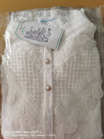 这件衣服外面是蕾丝，做工精致，里面是绒面贴身穿着非常舒服，又保暖，完全可以比羊绒衫更温暖，不过尺码偏小，我换了，从后面用个大一码的衣服，小站领不高不低，适合脖子比较短的女士，脖子长的人穿了会更显得好看吧？赞一个