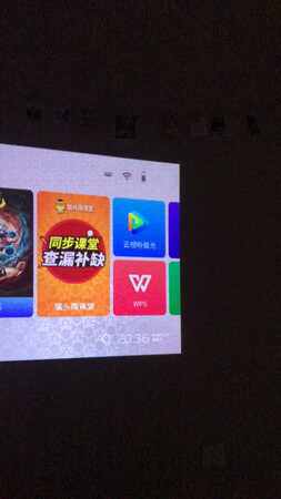 看了几款，最终还是选择了这一款，很小巧的投影仪，方便携带，而且客服态度挺好，耐心解答疑问，就是电池容量没有那么的大，要是观看电视电影建议还是插着充电线，清晰度可以满足，可以手动调节，晚上观看效果更佳
外形外观：小巧方便携带
音质音效：声音可以满足，配上音响效果更佳
操作难易：客服解答耐心
