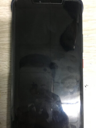 没看懂这个手机膜是mate20pro的，跟图片严重不符，应该是跟手机型号不符。而且手机膜里面还有棱，像是两个膜拼接的。只能说太次了
