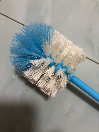 之前买了像刷子那样单面有毛的，发现不好用，还是这个更适合刷马桶。就是柄感觉稍细稍短了点