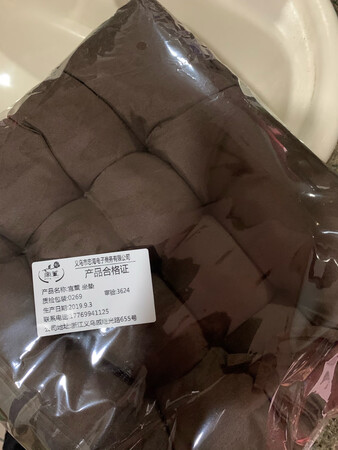 适用场景：家里办公室都可以
清洁难易：清洗容易，随便洗衣机
大小尺寸：有些小，一个给小孩用了，一个自己用，感觉大人用小了点
舒适程度：挺好的
其他特色：坐垫比较厚，弹性很好，不变形，就是尺寸稍小了点，放办公椅上有点小