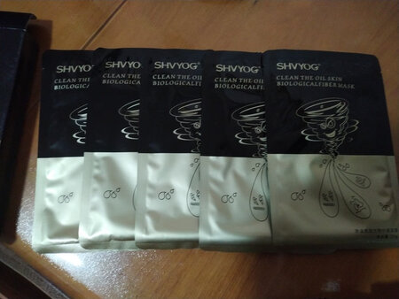 物流速度超快！包装新颖！敷完之后 洗干净 脸摸起来 光滑、水润，皮肤凉凉的，每个毛孔仿佛都张开了，脸部觉得好放松好舒服！很不错的一次体验！希望卖家2019火火火！大卖特卖！