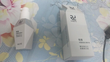 产品包装：包装非常高大上
其他特色： 钻石的面很显个性
使用感受：听保湿感觉也不油腻