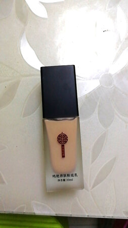 产品包装：包装完好，没有破损的，玻璃瓶得。
产品质感：可能我皮肤原因，或者我不会用，感觉稍微干些，并没有很遮暇，我的斑点没有呢，还得练习使用哦。
遮瑕效果：还在练习吧。
保湿效果：可能我皮肤特别干吧。