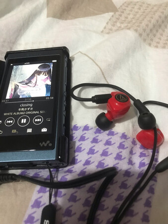 戴上之后就非常不情愿摘下来因为想戴好有点费劲…低频有点轰头，比大法头戴1a还轰，更别说sr5bt ar5bt的敲铁皮了，这不是我熟悉的老铁?不过我还挺喜欢的，小白不就追求个动次打次嘛。人声挺近，好评。再多我也说不出来，总之挺喜欢。