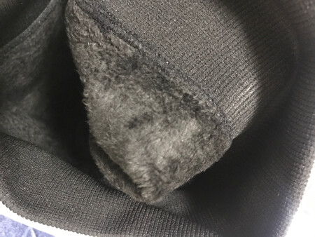 带薄绒，手感舒适，弹性很大，连袜裤很好搭配，猫人大品牌值得信赖