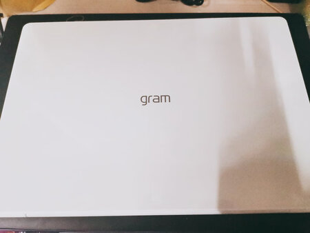 真的是很棒的电脑了！！冲着轻薄和超长续航买的，收到实物后比想象中的还要轻，真的好轻！放包里很方便携带，买来写论文真是太方便了，之前看有些评价说外壳塑料感有点重，但到手后简直不要太好看！！颜值真的很高啊，并没有那么重的塑料感，非常nice！