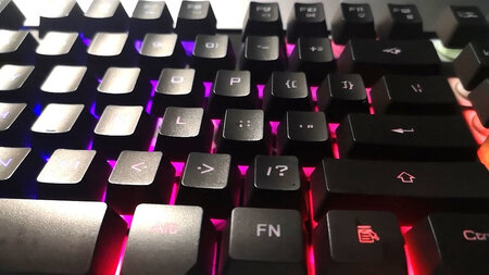 产品包装：包装完整，颜值挺高。
材质做工：这个泥摸起来太舒服了，哈哈哈哈哈，轻轻地放在键盘上，按压就好了。
外观设计：没啥设计呀。
使用效果：效果很好，清洗很方便，不仅可以清洗电脑屏幕，还可以喷眼睛，这块布很舒服。