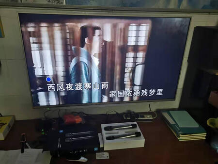 话筒材质比较高档拿上手感好，调整了下声音传出来总感觉唱得费力，唱不费力声音又不好听，有空再慢慢研究调整看，适合一般家庭K歌。