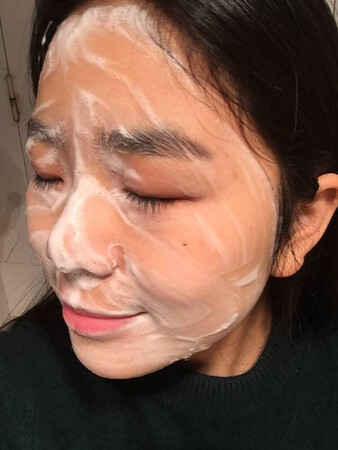 很温和，洗过之后皮肤变得好嫩滑，洗完脸不紧绷很干净，不容易起皮。