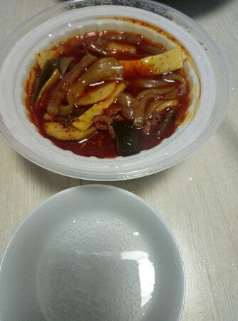 我真没想到这么辣！！！第一次尝试自热火锅，选了肉多多的这款，有肉有香肠，肉是有点碎肉的感觉一夹就碎，但是香肠很好吃！真的这个香肠太好吃了！底料包太辣了，我是吃不了辣的人所以我真的太难了，涮了三次水才能吃。笋片也很脆好吃！
