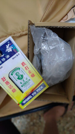闻起来的味道，及使用后的感受，加上过香港报关的纪录，应该是正品，很好。