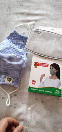 使用效果：戴上去非常舒服，嗯，不憋气。
适用场景：孩子上学，骑自行车用得着。
适用人群：大人小孩都可以。
使用感受：孩子说很带上去很舒服，比原来的舒服，嗯，还送了4片活性炭滤片，雾霾天用得着。还可以摘下来清洗，很方便。