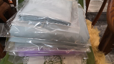 买了一段时间了还没用，也没时间写评价，颜色很喜欢，质量看着还不错，但不知洗完会不会掉色缩水，使用完再评价吧