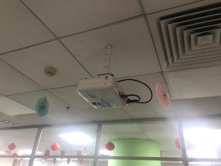 公司购买的，安装方便，设置简单，插上线就可以用了，亮度够，画质清晰，下次采购还选这个