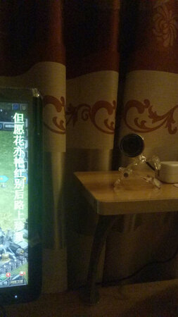 清晰度还可以，安装超不方便。且不能上下调节