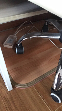 放在电脑桌下面暖脚用的，挺好的