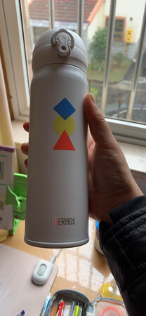 白色的杯子很特别哦，孩子自己挑的这款，关键内里是316不锈钢，用得放心啊