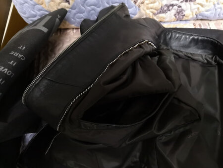 已经收到了，这款皮衣确实是真皮，绵羊皮质，海宁的皮衣还真的不错，按照客服推荐选了4X，穿上挺合适的，就是不能再胖了，没有余量了。店家还送了保养油一盒。