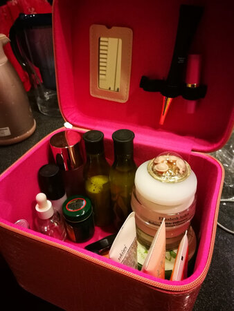 觉得老婆的瓶瓶罐罐都摊在外面，特意弄这个盒子一扫杂乱无章。赞!
