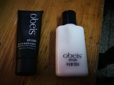 一般，买的套装中爽肤露和乳液是一样的，实体店买的是不一样的，不知道是不是正品。