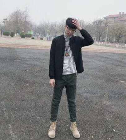 给弟弟买的一件衣服，买的时候还不知道穿起来怎么样呢，没想到，老弟身材还不错嘛，缺一个弟媳妇儿…顺便夸一句，衣服很好看，老弟也很喜欢