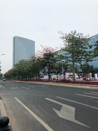 超轻，不可思议，希望也够结实，也送了保护套