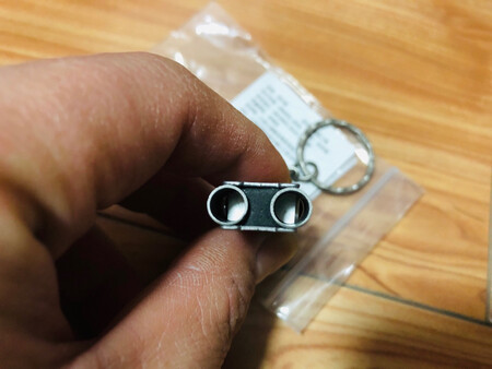 口哨声音响亮，材质很轻便，而且体积小巧，很喜欢的一件东东。