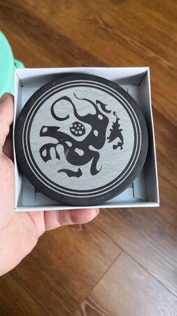 砚台不大，拿在手里很沉，实物跟图片一致。还没有用，不过很喜欢。在京东购物就是方便，昨晚下单，今早快递小哥就送过来了！