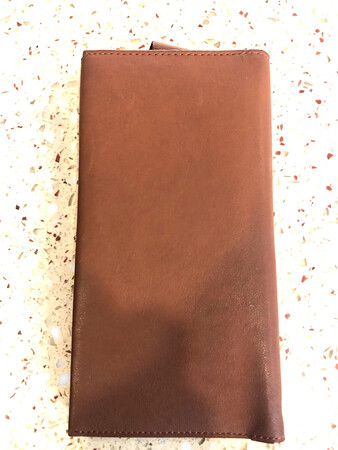 着是我买的第二个了，第一个用的太旧了，皮面手感非常，放手机大小正好。