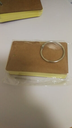 很精致，颜色均匀，纸张有质感，装订灵活，可以随意拆装使用。很新颖