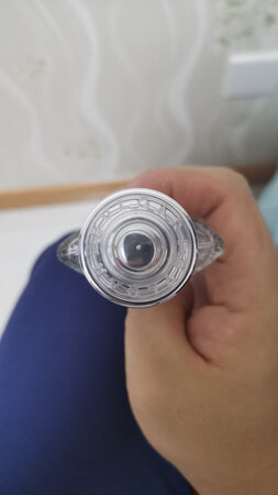 买了到现在才拆开用，喷了一下，和我之前在专柜闻得不一样。这个味道很刺鼻，而且香味特别淡。假货。