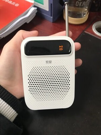 质量很强硬，声音也很大，很迷你，还没有我的iPhone plus大（手机要拍照，只好拿手机壳做对比了）对于这个价位来说，功能也是很齐全的，很久很久都没听过收音机了、哈哈，我尤其喜欢这个收音功能，没事就在办公室听电台，哈哈，感觉好有趣！总的来说，我很喜欢也很满意！