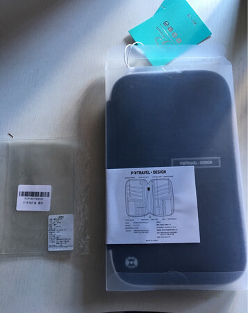 好！包包做工精良，材质手感舒适，空间足够大，一家人出行护照都可以放在里面，方便实用，价廉物美，值得购买和推荐！