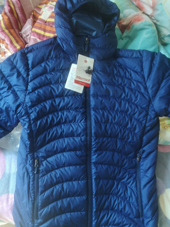 线头有点多  衣服还轻薄的   没想象中大品牌这么完美