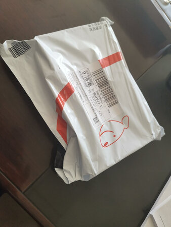 服务态度好，发货速度快。很好一款手包，质感很好。
